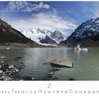 Text: "Lago Torre". Eine Landschaft mit Bergen, einem Gletscher und einem See, eingerahmt von Wolken und blauem Himmel.