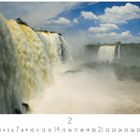 "Iguazu Wasserfall" und "CASARES EDITION". Mächtiger Wasserfall, verdeckter Boden durch Nebel, strahlender Himmel mit Wolken.