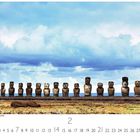 Ahu Tongariki auf den Osterinseln. Reihe von Moai-Statuten vor bewölktem Himmel und Meer. Darunter Kalenderzahlen 1-28.