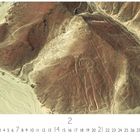 "2 Nazca Lines" steht unter einer Luftaufnahme, die abstrakte Figuren in einer Wüstenlandschaft zeigt.