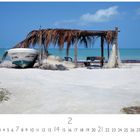 Fischerboot und Hütte am Strand, ruhige See, blauer Himmel, Kalender mit Monat und Tagen darunter.