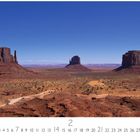 Monument Valley, Märzkalender; drei eindrucksvolle rote Felsformationen in einer weiten Wüstenlandschaft, blauer Himmel.