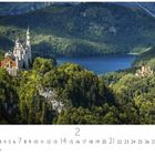 Schloss Neuschwanstein, darunter ein Kalender für Februar. Eine beeindruckende Landschaft mit einem Schloss und einem See.