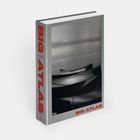 "BIG ATLAS" in großen roten Buchstaben. Schwarz-Weiß-Foto von modernen, wellenförmigen Gebäudedächern am Wasser.