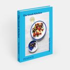 "The Greek Kitchen" von Vefa Alexiadou. Ein hellblaues Buchcover mit Bild von griechischem Essen auf Holztisch.