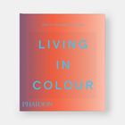 Text: "Living in Colour" und "Phaidon". Ein farbenfrohes Buchcover mit einem Farbverlauf von Orange zu Lila.