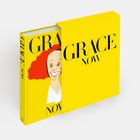 "GRACE NOW" auf einem gelben Einband. Illustration einer Person mit rotem Haar und weißem Hemd.