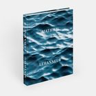 Auf der Vorderseite steht "Mathieu Lehanneur", darunter wellenförmiges, blaues Wasser als Hintergrund.
