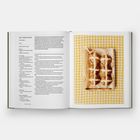Text links: Rezept für "Hot Cross Buns" von Sam Linsell, Zutaten, Zubereitung. Rechts: Foto von Brötchen auf gelbem Tuch.
