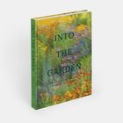 „INTO THE GARDEN: PRIVATE SANCTUARIES AROUND THE WORLD“ auf einem Buchcover mit bunten, verschwommenen Blumen.