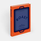 "ROAST", 100 einfache Rezepte zum gemeinsamen Kochen. Autor: Bérengère Abraham. Orangefarbenes Buch mit blauer Auflaufform.