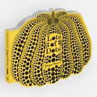 Texte: "Lots of Dots", "Yayoi Kusama". Illustration: Ein gelber Kürbis mit schwarzen Punkten. Buchform folgt der Kürbiskontur.