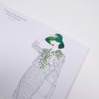 Text: „Team an all-day dress with plain accessories“ darüber eine stilisierte Illustration einer Frau in grüner Kleidung.