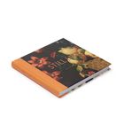 Text: "STILL LIFE"
Ein kunstvoll gestaltetes Buchcover mit Obst und Blumen, orangefarbenes Rückgrat.
