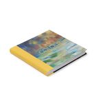 Der Titel "COLOUR" steht auf einem Buch mit gelbem Einband und einem malerischen Cover in lebhaften Farben.