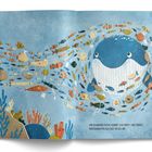 Text: "Ein Schwarm Fische kommt zur Party und bringt Kostbarkeiten aus der Tiefsee mit." Illustration: bunter Fischschwarm um einen großen blauen Wal.