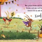 Text: 

"Wir gehen heute auf Geisterjagd. 
Komm mit uns und hab Spaß! 
Kannst du sie alle finden? 
Lauf, lauf durchs Gras!"

Illustration: Drei Hasen laufen freudig durch eine herbstliche Landschaft. Einer trägt einen Zauberhut.