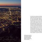 Titel: "ÖSTERREICH". Text beschreibt Österreichs kürzesten Bodenseeufer-Anteil. Nachtaufnahme zeigt Dornbirn und Bodensee.
