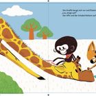 Eine Giraffe liegt auf dem Boden. Ein Affe und ein Schakal klettern auf ihren Kopf. Die Szene ist bunt und kindlich illustriert.