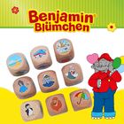 "Benjamin Blümchen" in roter Schrift auf grünem Hintergrund. Illustration mit einem Elefanten und Holzwürfeln mit Bildern.