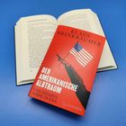 Buchcover: „Klaus Brinkbäumer, Der amerikanische Albtraum, Faschismus made in USA“. Rotes Cover, erhobene Faust mit US-Flagge.