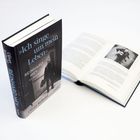 „Ich singe um mein Leben“, Reinhard Mey, Ein Porträt von Oliver Kobold. Zwei Bücher, eines stehend, eines offen liegend.
