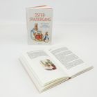 Der stehende Einband zeigt "Osterspaziergang" mit gezeichneten Hasen. Daneben ein offen liegendes Buch mit Text und Illustration.