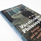 Ein Buchumschlag zeigt "Verstrickte Philosophie: Heidegger und der Nationalsozialismus" von Oliver Jahraus.