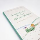 Buchtitel: »Lächeln ist oft das Wesentliche«; schöne Zitate. Illustration vom kleinen Prinzen auf einer Wiese.