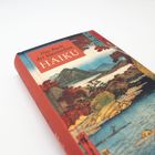 "Das Buch der klassischen Haiku" steht auf einem Buch mit einer Landschaftsillustration, die Berge und Wasser zeigt.