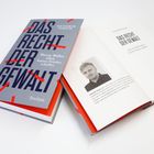 Ein Buchcover und eine geöffnete Seite zeigen: "DAS RECHT DER GEWALT" von Hendrik Simon. Ein Foto des Autors ist abgebildet.
