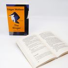 Links: "Edgar Wallace, The Ringer, Reclam Originals." Ein Buch steht aufrecht. Rechts daneben ein geöffnetes Buch.