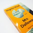 Buchtitel: "Mrs Dalloway" von Virginia Woolf. Orange Umschlag mit Meeresmotiv, Beschriftung "A Novel" und "Reclam Originals".