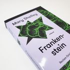 Text: "Mary Shelley, A Novel, Frankenstein, Reclam Originals." Ein Buchcover mit grün-schwarzem Illustrationselement.