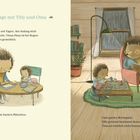 „Regentage mit Tilly und Oma.“ Zwei Igel backen Plätzchen und spielen Brettspiele in einem gemütlichen Raum.