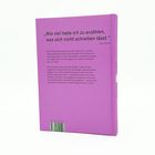 Rückseite eines lila Buches mit Zitat von Anna Plochl über unerzählte Geschichten und eine Zusammenfassung ihres Lebens.