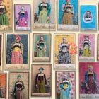 Eine Sammlung handkolorierter Porträts von Frauen in traditionellen Kleidern mit floralen und bunten Hintergründen.