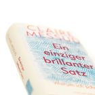 Auf einem Buch steht: "CLAIRE MESSUD. Ein einziger brillanter Satz." Blaues, geometrisches Muster im Hintergrund.