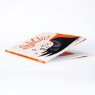 Der Titel auf dem Cover lautet "DACH!". Es zeigt eine dynamische Illustration mit einer großen, schwarzen Form und Figuren.