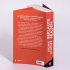 Der Text beschreibt ein Buch über Frauen, deren historische Beiträge oft übersehen wurden. Es hat orangefarbene Umschläge.