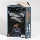 Ein Buch mit dem Titel "Vier Minuten Stille" von Chris Warnat. Beschreibt Spannung und Geheimnis. Cover zeigt drohende Gewitterwolken.