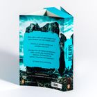 Ein Buch mit türkisem Cover zeigt einen Berg und Text: "Was wäre, wenn er sein Gegenüber jetzt einfach von der Klippe warf?"