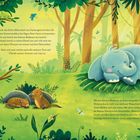 Text: Die ersten Sonnenstrahlen, Elefant, Tiere erwachen. 
Illustration: Ein blauer Elefant schläft auf Palmenblättern im Wald.