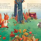 Illustration: Eichhörnchen und Maus sammeln im bunten Herbstwald Nüsse, umgeben von Bäumen, Blättern und Pilzen.