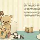 Text: Fritzi entdeckt einen Knopf, drückt ihn, der Bär spricht und zwinkert. Illustration: Mädchen mit Bär und Plüschtieren.