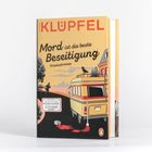 „VOLKER KLÜPFEL“ oben, „Mord ist die beste Beseitigung“ groß. Ein Wohnmobil, Straße, Baum, Besen, Rabe, Häuser.
