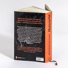 Titel: "Malacarne" von Beatrice Salvioni. Text beschreibt unzertrennliche Freundinnen im Jahr 1940. Buchrücken orange.