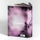 „Verlocke ihn. Töte ihn mit einem Kuss.“ Buchumschlag, violett mit Pflanzenmotiven, Titel: "The Poison Daughter".