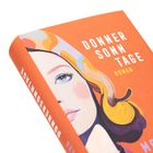 "DONNER SONN TAGE ROMAN" in Weiß und Gelb auf orangefarbenem Buchcover. Illustration: Frau mit blondem und lilafarbenem Haar.