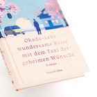 "Okada-sans wundersame Reise mit dem Taxi der geheimen Wünsche. Roman. HarperCollins." 

Eine Illustration mit Taxi, Person und Haus unter Kirschblüten.